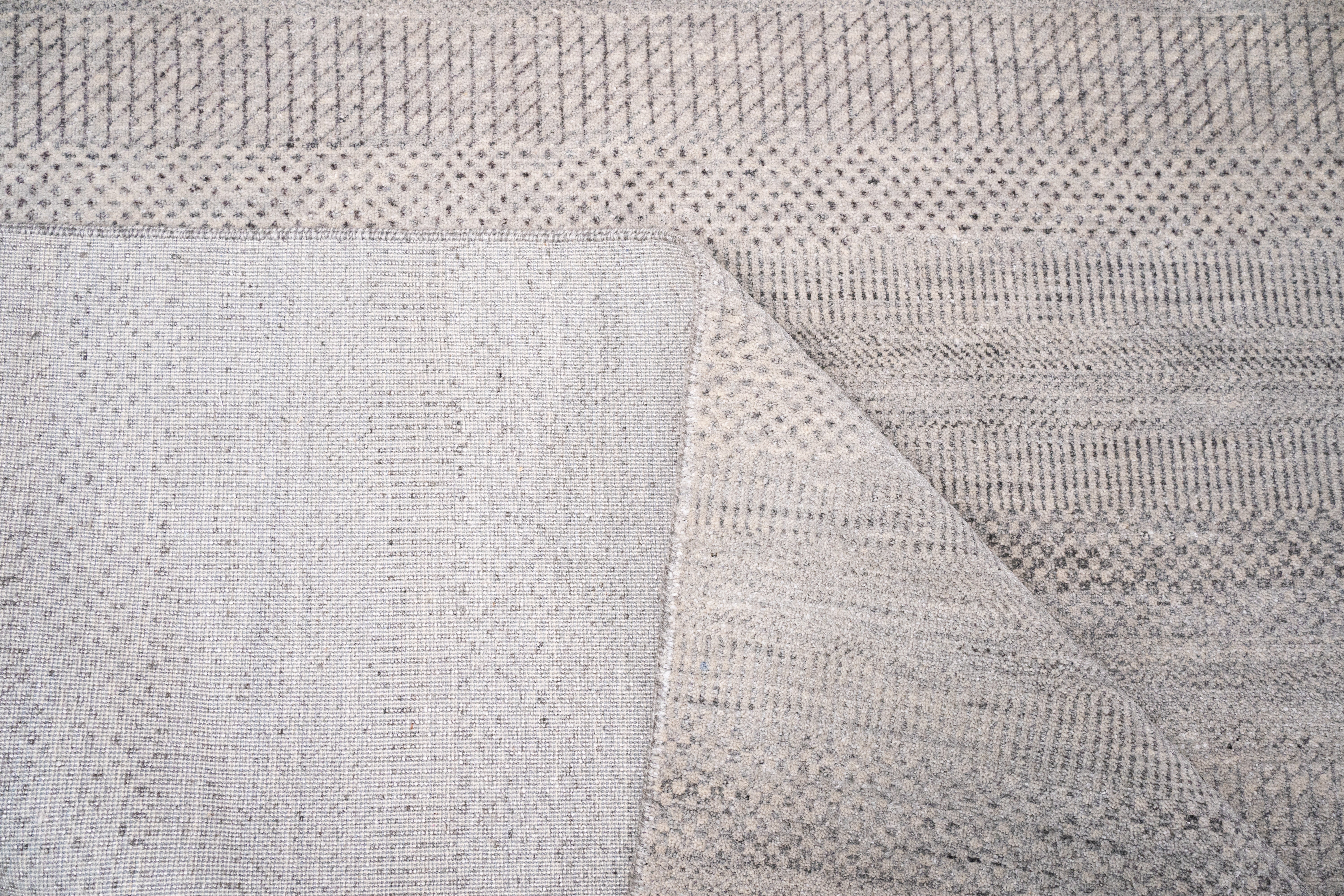 Handknotted Carpet, DIA - 1247 MCN, Off White  & Grey